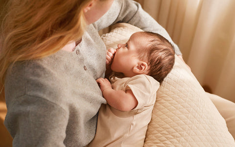 Babyen min vil bare sove på meg og ha bryst hele tiden